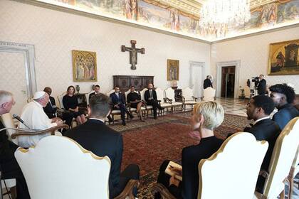 El Papa Francisco se reunió con jugadores de la NBA durante casi una hora en la biblioteca privada del Palacio Apostólico