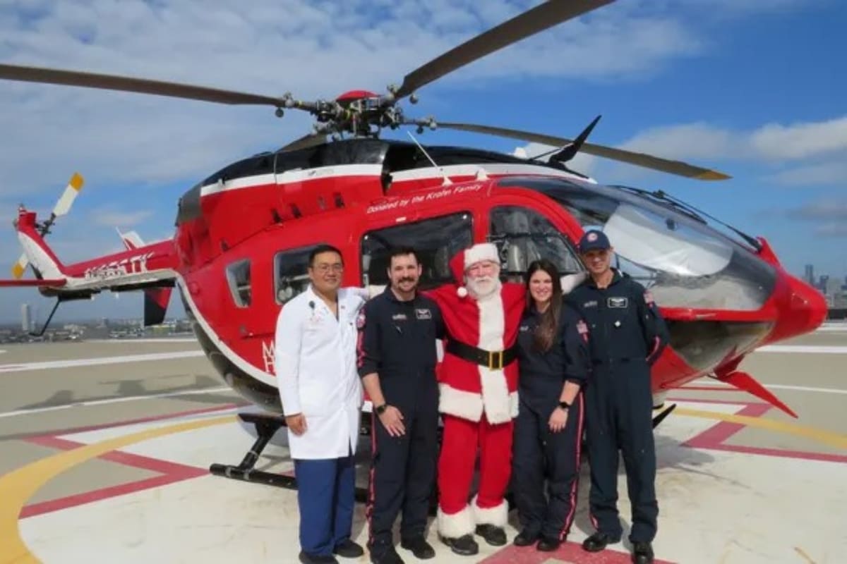 Papá Noel visitó un hospital en Houston, Texas, para agradecer a los médicos que le salvaron la vida en septiembre