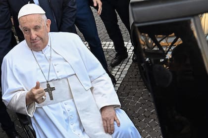 El Papa Francisco hace un gesto mientras se prepara para entrar en su automóvil, y se marcha después de ser dado de alta del hospital Gemelli en Roma el 16 de junio de 2023