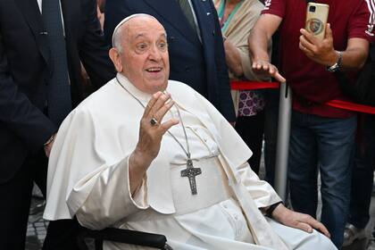 El Papa Francisco saluda cuando se va después de ser dado de alta del hospital Gemelli en Roma el 16 de junio de 2023