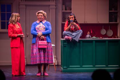Papá por siempre es la versión teatral de la icónica película Mrs. Doubtfire se estrenó en el Teatro Liceo, el 16 de enero del 2026
