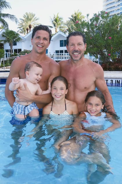 Papá y abuelo orgulloso. Cholo posa con sus hijos, Gianluca, Francesca y Valentina, y su nieto, a quien vemos embelesado con sus tías