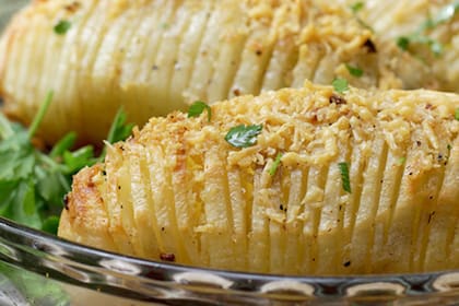 Papas acordeón con queso rallado