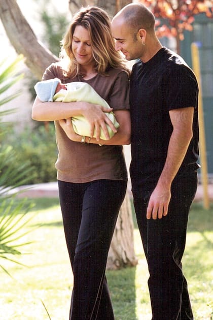 Papás felices. En octubre de 2001, con su hijo Jaden recién nacido