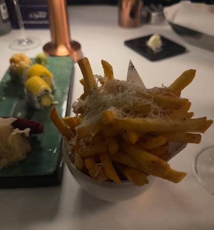 Papas fritas, sushi y pasta, el menú elegido por los novios durante su paseo por Estambul
