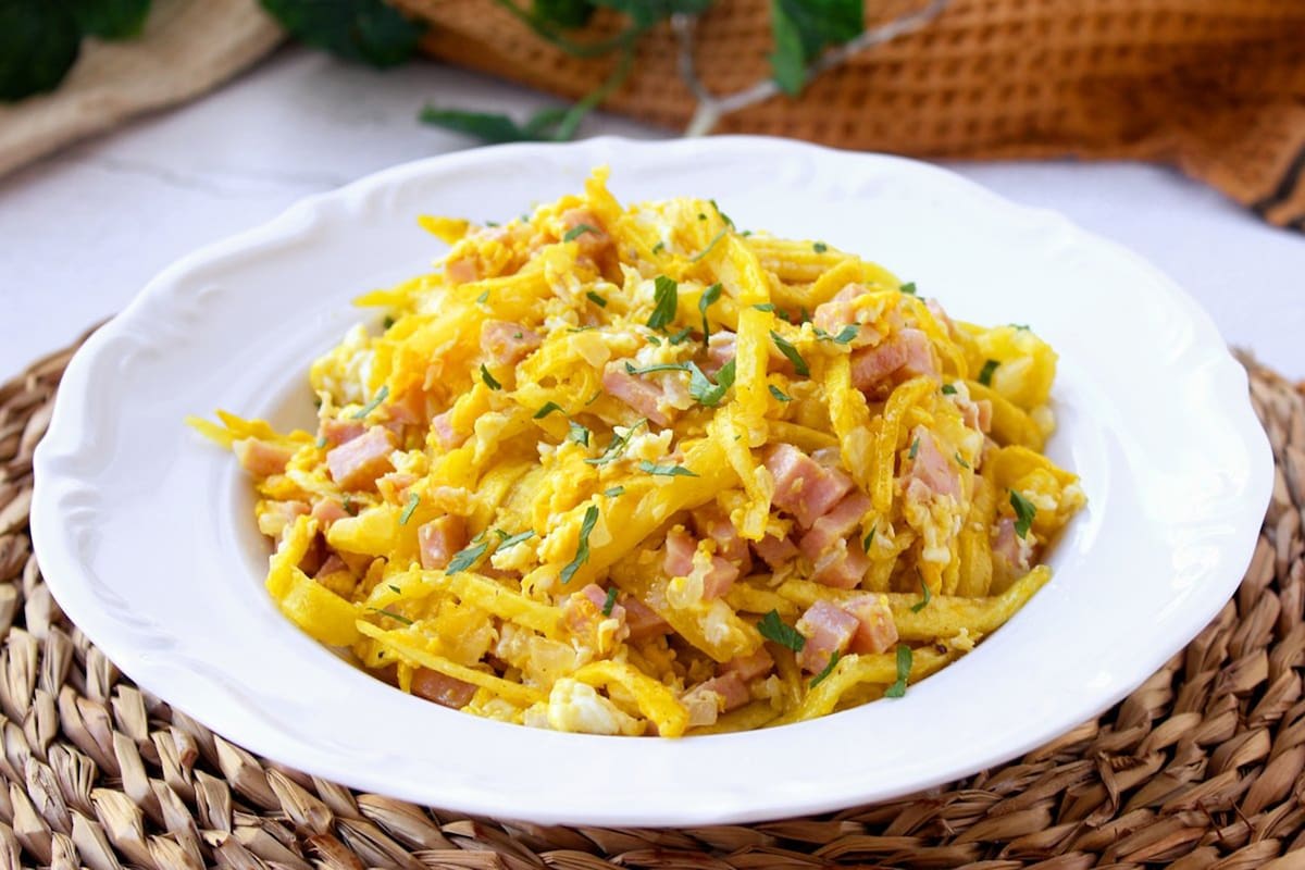 Papas pay, jamón cortado en juliana, huevos, sal y pimienta: los ingredientes del revuelto Gramajo original