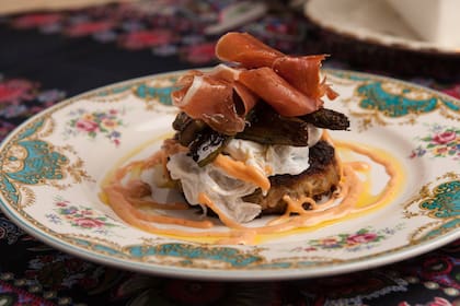 Papas rosti, huevo poché, alioli de sriracha, espárragos y jamón crudo en Gourmet Martí.