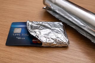 Por qué muchos recomiendan envolver las tarjetas en papel aluminio