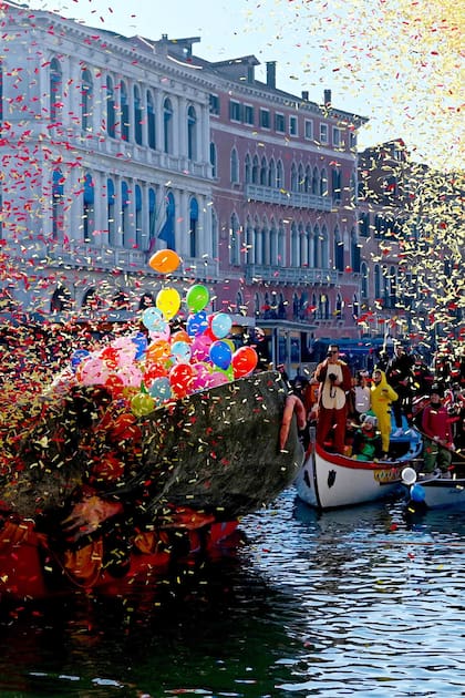 Papeles picados en el carnaval de Venecia.