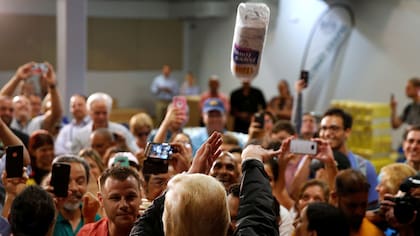 Papelón de Trump en Puerto Rico: vio a damnificados y les tiró papel higiénico