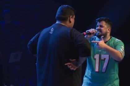 Papo "combate" micrófono en mano en el ring de las rimas