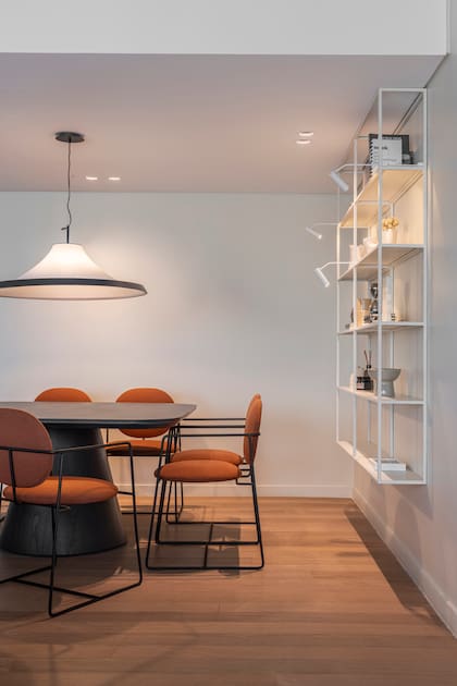 Paprika Estudio bajó el techo del comedor con placa de yeso para sectorizar, crear clima, embutir artefactos y también colgar más armoniosamente la lámpara 'Copo' (Colección Aldacour)