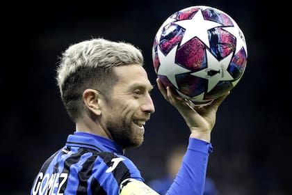 Papu Gómez, capitán y símbolo de la aventura de Atalanta en Europa, que hoy enfrentará al PSG de Neymar y Kylian Mbappe. El partido se disputará en Lisboa por los cuartos de final de la Champions League; será a las 16 hs hora Argentina y televisará Fox Sports.