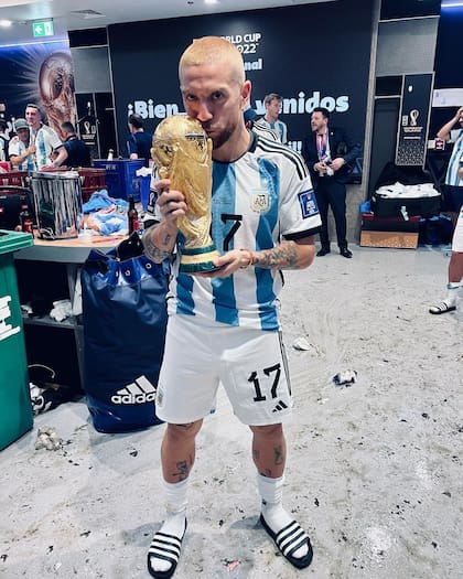 Papu Gómez con la Copa del Mundo