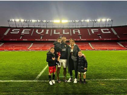 Papu Gómez con su esposa y sus hijos en el estadio del Sevilla