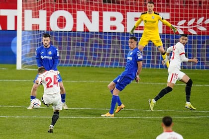 Papu Gómez convierte su primer gol en Sevilla.