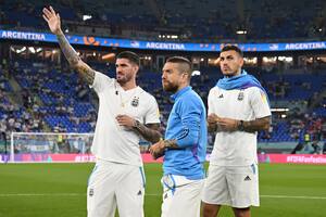 "Papu" Gómez, entre De Paul y Paredes, en el ritual previo a cada partido del seleccionado, cuando masticaban caramelos en el centro del campo