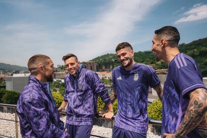 Papu Gómez, Gio Lo Celso, Rodrigo De Paul y Ángel Di María, con la nueva ropa alternativa