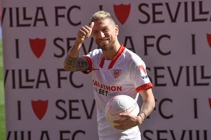 La bienvenida del Sevilla al futbolista argentino ex Atalanta