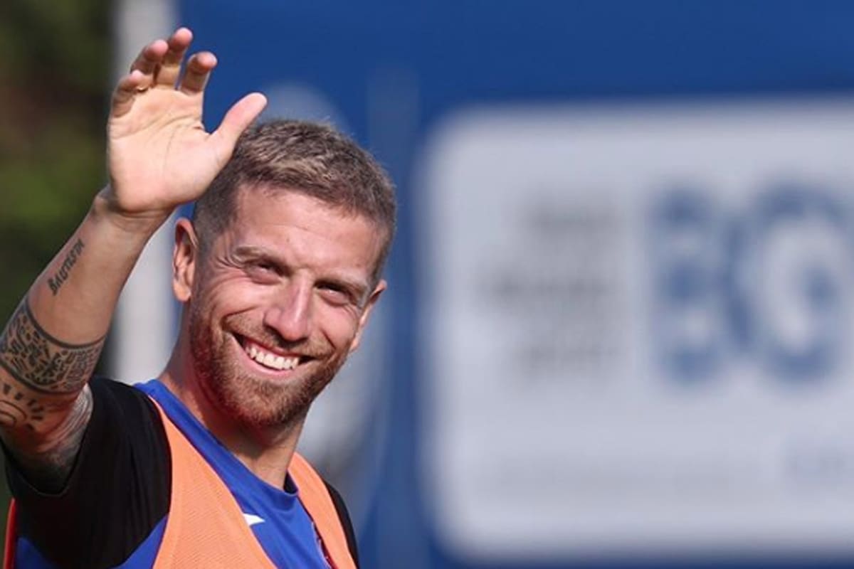 Papu Gómez saluda a la cámara, durante un entrenamiento de Atalanta. Allí encontró su lugar en el fútbol