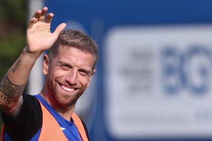 Papu Gómez saluda a la cámara, durante un entrenamiento de Atalanta. Allí encontró su lugar en el fútbol