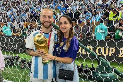 Papu Gómez, su esposa y la Copa del Mundo, luego de la final
