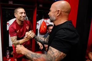Papu Gómez y el saludo con Sampaoli