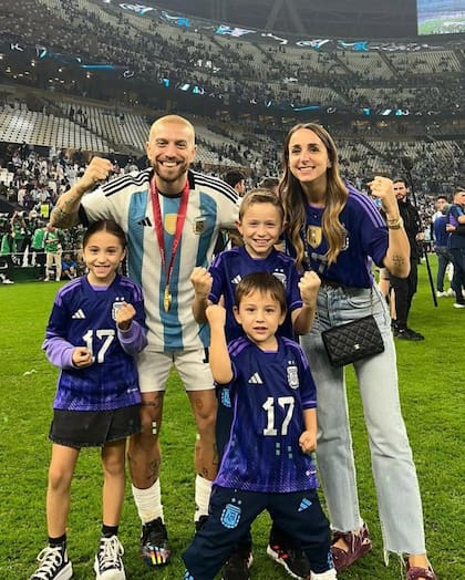Papu Gómez y Linda Raff con sus hijos en los festejos del Mundial de Qatar