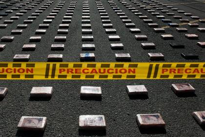 Paquetes de cocaína son exhibidos a la prensa en Cali, departamento del Valle del Cauca, Colombia