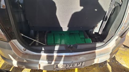 Paquetes de marihuana ocultos en el baúl del Chevrolet gris, detectados durante el control en el paso internacional Bernardo de Irigoyen