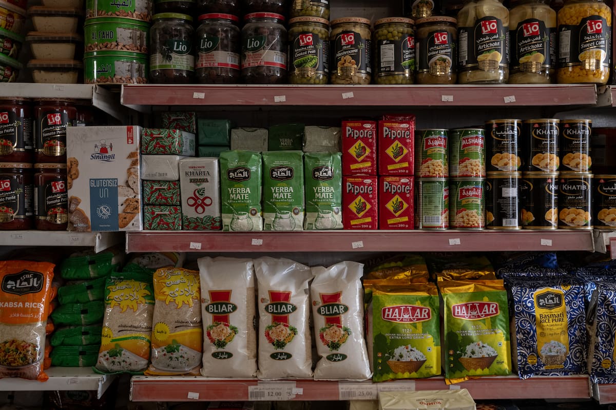Paquetes de mate, tanto importados como producidos en Siria, en una tienda de alimentos en Sarmada, Siria