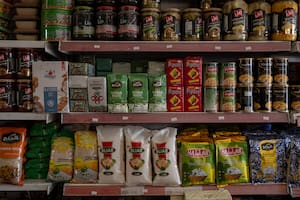 Paquetes de mate, tanto importados como producidos en Siria, en una tienda de alimentos en Sarmada, Siria