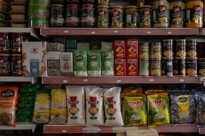 Paquetes de mate, tanto importados como producidos en Siria, en una tienda de alimentos en Sarmada, Siria