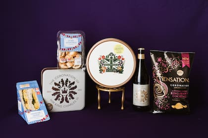 Paquetes especiales de galletitas, sándwiches, bollos y cerveza para la coronación en supermercados locales de Londres el 24 de abril de 2023.