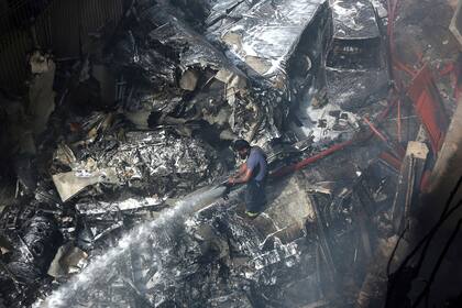 El avión con 107 personas a bordo cayó en una zona residencial cerca del aeropuerto de Karachi. Fuente: AP