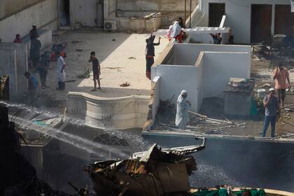 Un avión de la aerolínea Pakistan International Airlines (PIA) con 99 pasajeros y ocho tripulantes se estrelló en una zona residencial cerca del aeropuerto de Karachi