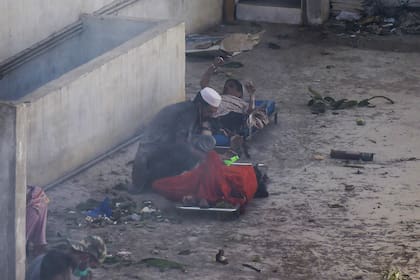 Paquistán: cayó un avión con más de 100 personas a bordo en una zona residencial cerca del aeropuerto de Karachi