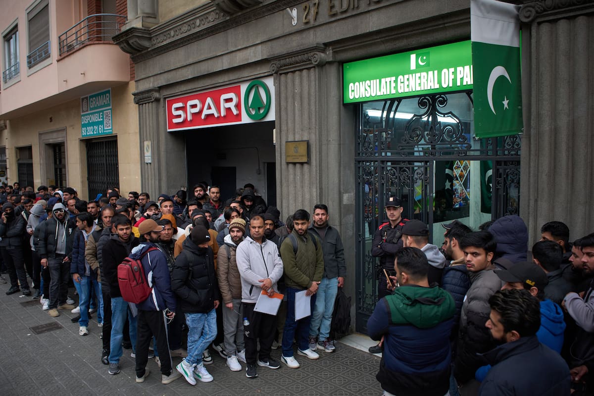 Paquistaníes hacen fila a la entrada del consulado de Pakistán en Barcelona, España, el jueves 29 de enero de 2026, tras la decisión del gobierno español de conceder permisos de residencia y trabajo a potencialmente cientos de miles de inmigrantes