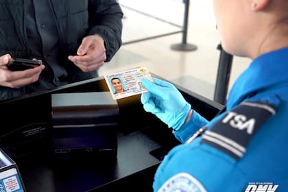Para abordar un vuelo dentro de EE.UU. la TSA solicita una identificación aceptable, como una Real ID o un pasaporte estadounidense