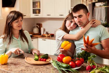 Para abril de 2025, una familia de cuatro personas puede recibir hasta $975 mensuales para la compra de alimentos.