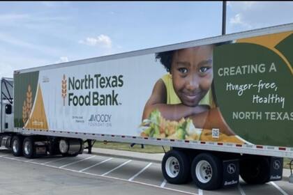 Para acceder a los beneficios no se requiere aplicar ni coordinar cita previa. Sí es importante llegar temprano a los puntos, ya que la distribución se realiza por orden de llegada. (Instagram northtexasfoodbank)