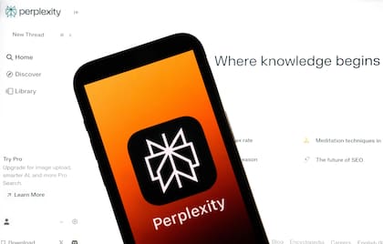 Para acceder a Perplexity, los usuarios pueden utilizar el comando de activación “Hey, Plex” o mantener pulsado el botón lateral del dispositivo