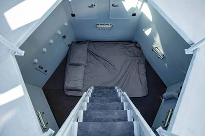 Para acceder al dormitorio se tiene que bajar por unas escaleras donde pueden dormir dos personas.