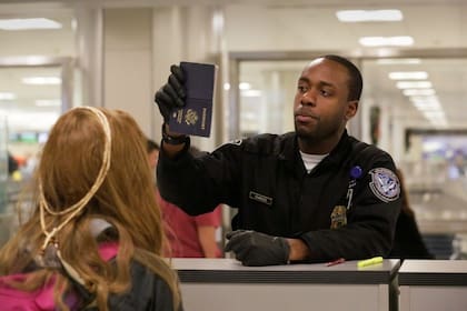 Para acceder al programa, se requiere solicitud online, pago de tarifa, verificación de antecedentes y una entrevista presencial, que suele ser el principal cuello de botella por la alta demanda