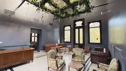 Para acompañar a este marco monumental, la mayoría de los muebles, espejos y boiserie fueron comprados en uno de los remates del Hotel Plaza.