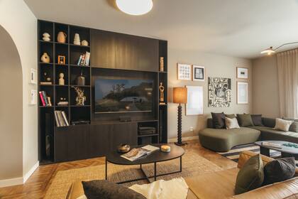 Para acompañar la obra del artista Sergio Cruz que se ve en el centro, se buscaron piezas gráficas abstractas que compartieran lenguaje y paleta de color. Mueble de TV y equipo de audio hecho en MDF negro con veta (Egger), diseñado junto con Latitud 34.