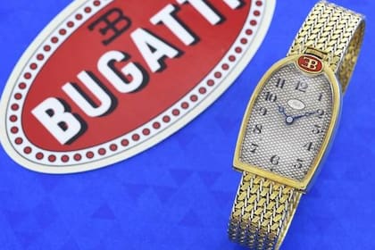 Para agradecer a sus pilotos y mecánicos, Ettore Bugatti encargó docenas de relojes de oro con correas de cuero al fabricante suizo de relojes Mido en los años 20