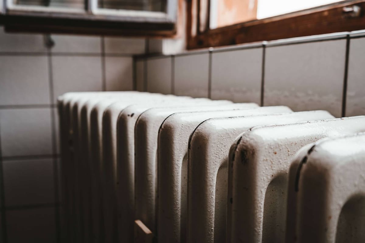 Para ahorrar en invierno, los distribuidores de gas y electricidad aconsejan evitar las pérdidas del calor por puertas y ventanas y mantener los aparatos entre 18° y 20°