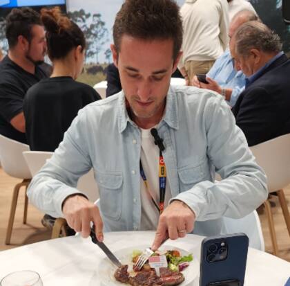 Para Alexis, un influencer francés, especialista en destinos gastronómicos, “la carne argentina, es una de las mejores carnes del mundo”