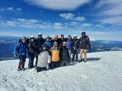 Para algunos desafíos extremos, como hacer cumbre en el Lanin, se requiere reserva previa ya que pese a la pandemia convocan a decenas de personas interesadas